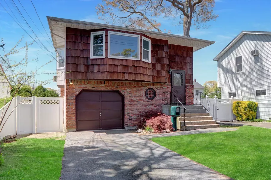 12 Wyant AVE, Ronkonkoma, NY 11779