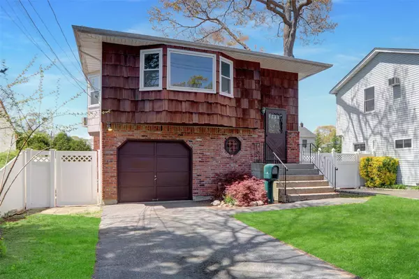 12 Wyant AVE, Ronkonkoma, NY 11779