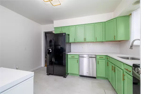 Lindenhurst, NY 11757,39 E Hollywood AVE