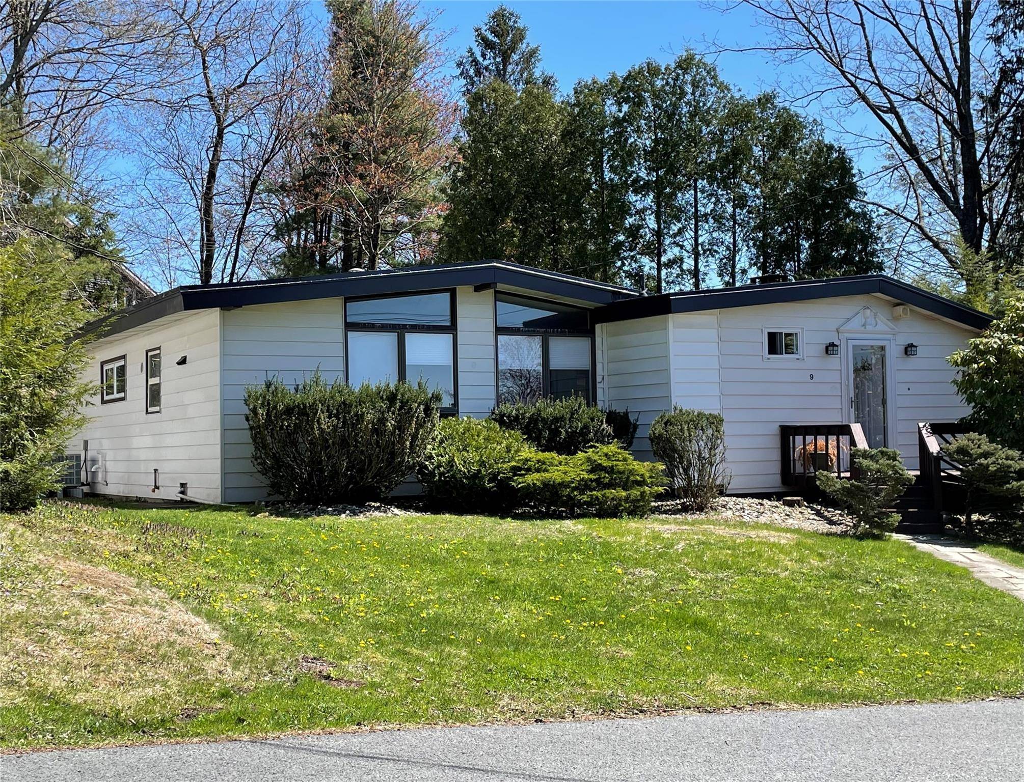 9 Crescent CIR, Rock Hill, NY 12775