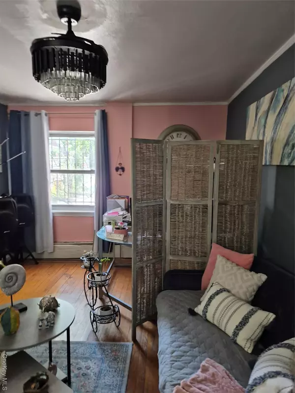 Bronx, NY 10469,3238 Tenbroeck AVE