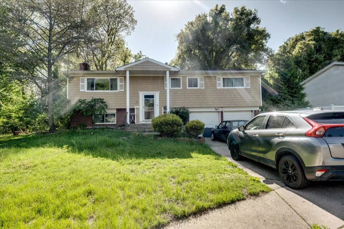 North Babylon, NY 11703,8 Holly CT