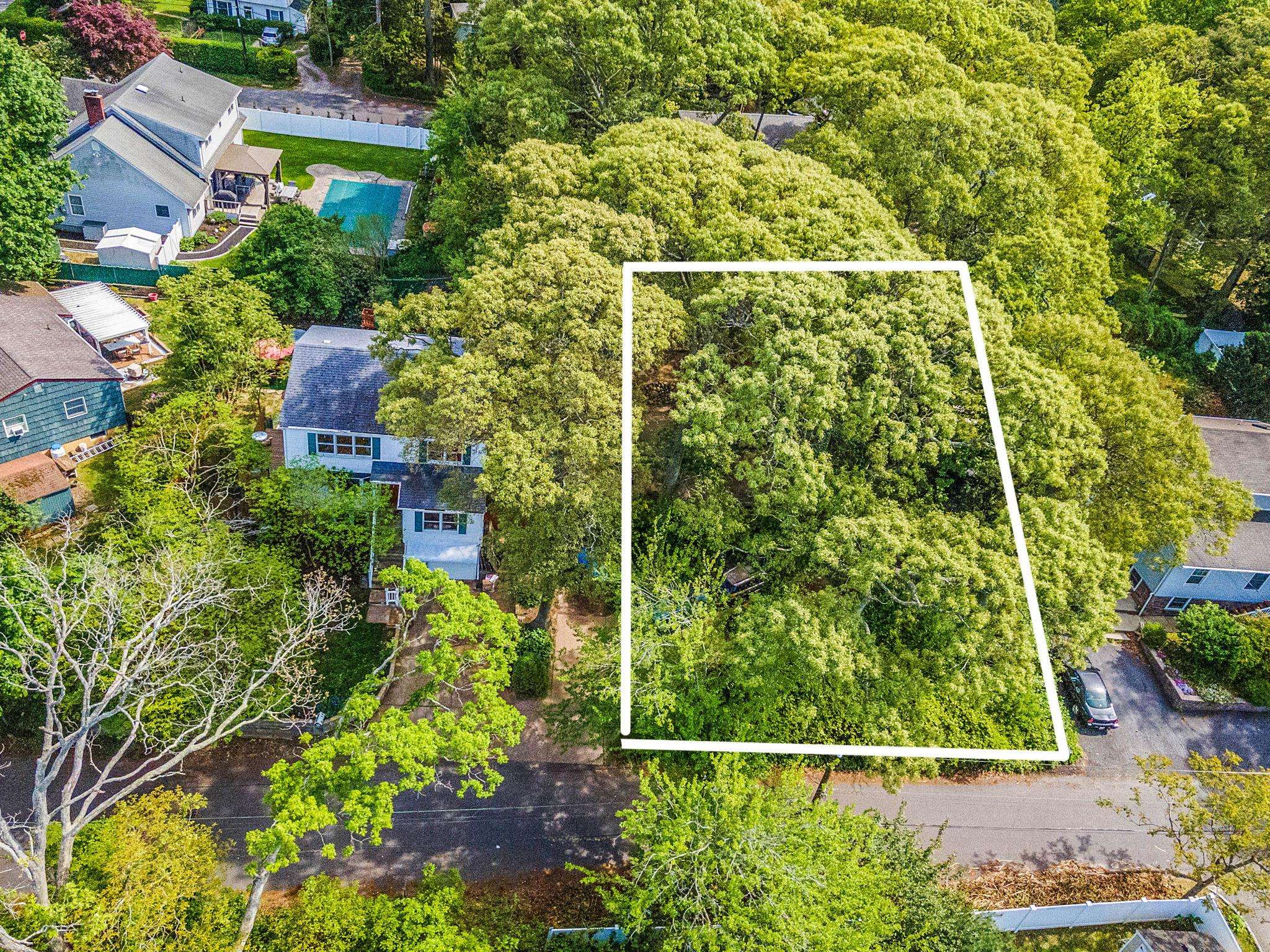 4 Queen DR, Sound Beach, NY 11789