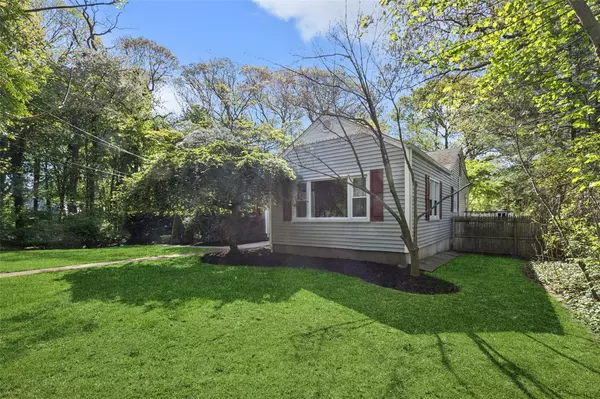 Centerport, NY 11721,22 Washington Drive