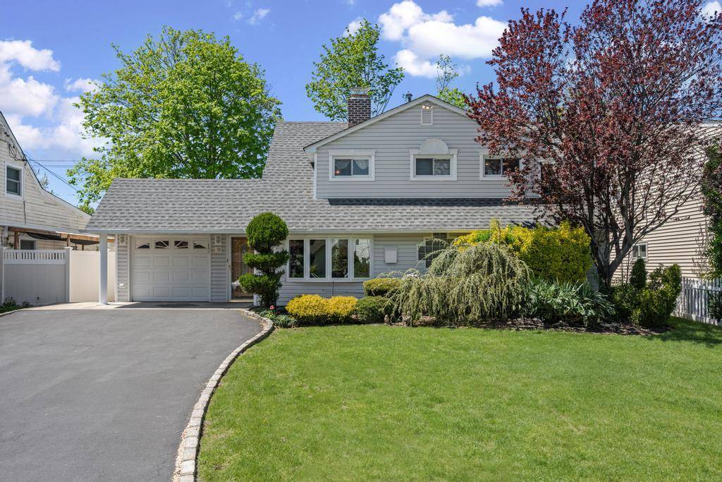 34 Blackbird LN, Levittown, NY 11756