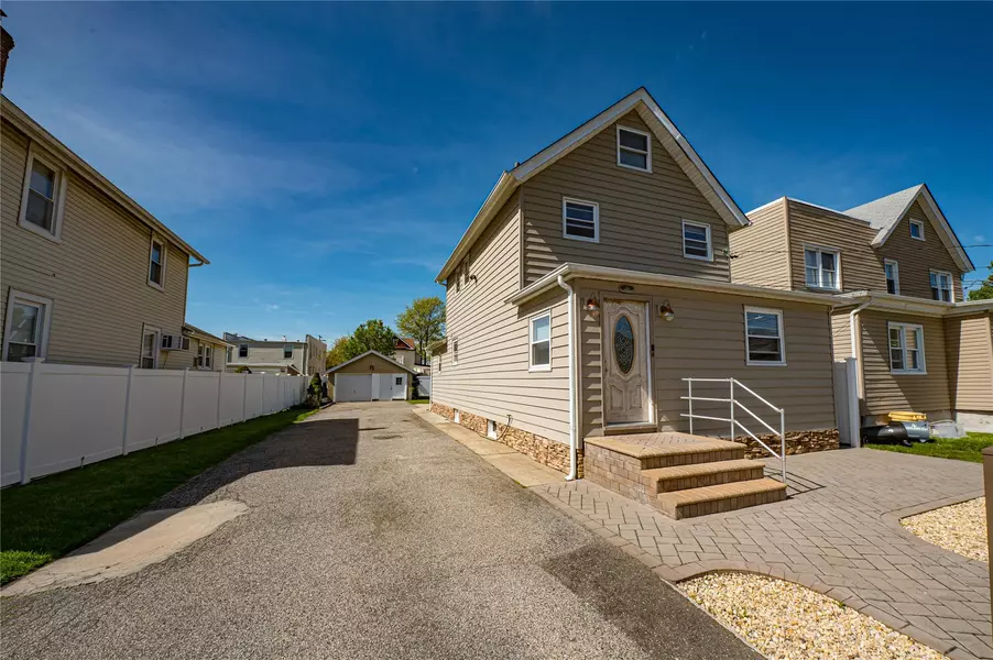 49 N Maple ST, Farmingdale, NY 11735