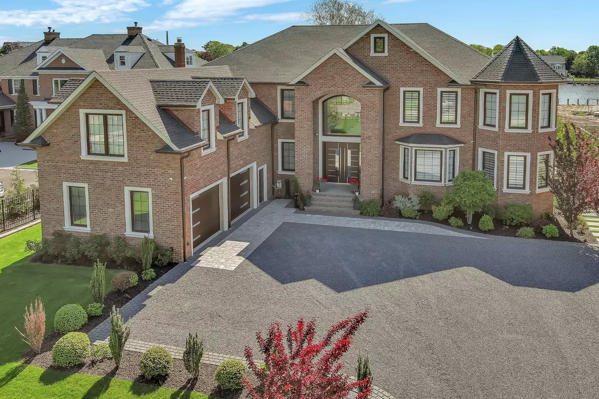 West Islip, NY 11795,185 Willetts LN