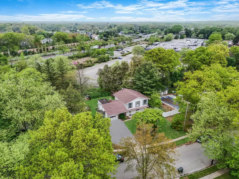 25 Adrienne LN, Hauppauge, NY 11788