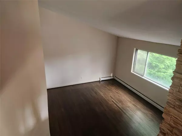 Kings Park, NY 11754,15 Glen LN