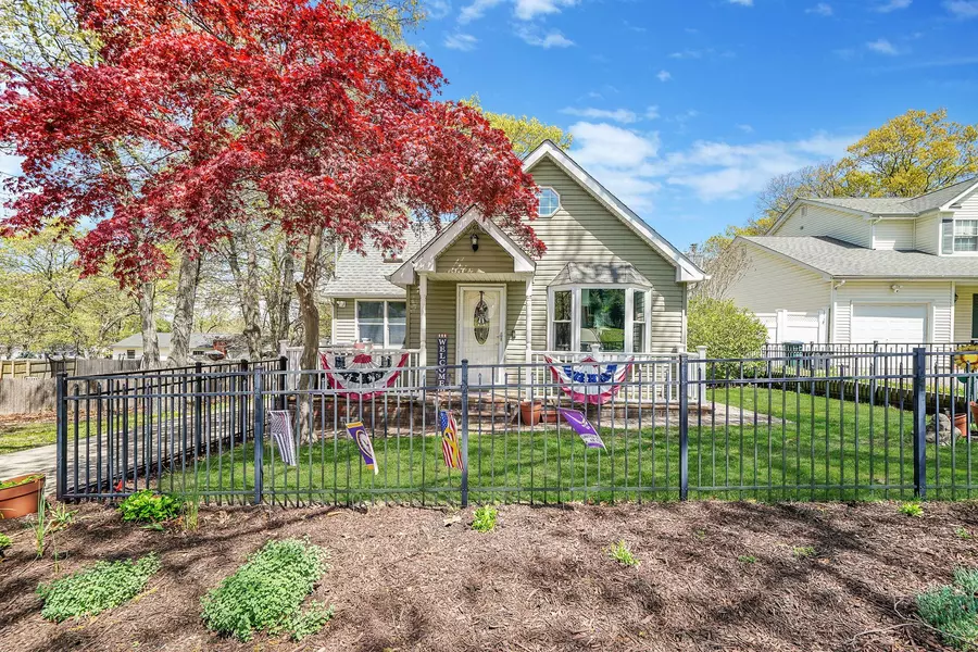 31 Beech AVE, Farmingville, NY 11738