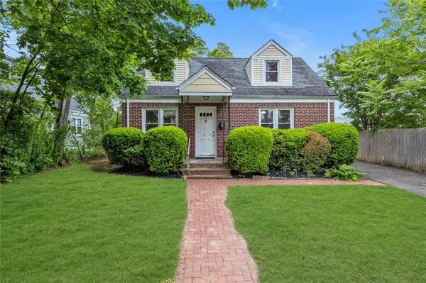 9 E 15th ST, Huntington Station, NY 11746