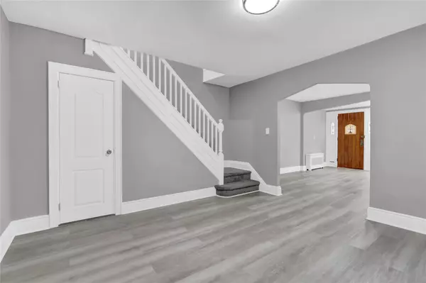 Glendale, NY 11385,62-22 80th RD
