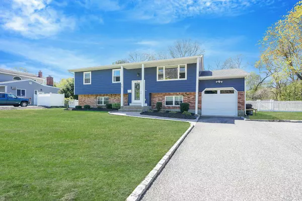 Bellport, NY 11713,32 Country Greens DR