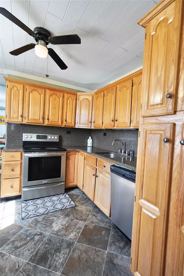 Levittown, NY 11756,9 Fox LN