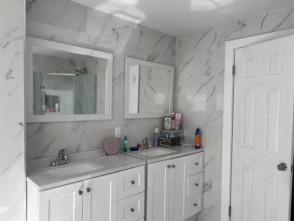 Lindenhurst, NY 11757,113 E Riviera DR