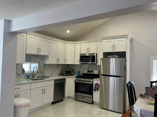 Lindenhurst, NY 11757,113 E Riviera DR
