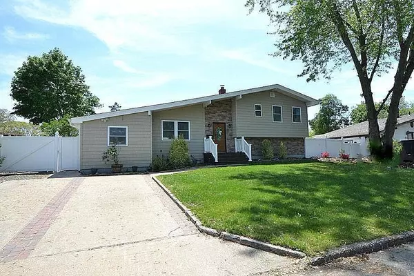 Centereach, NY 11720,127 W Court DR
