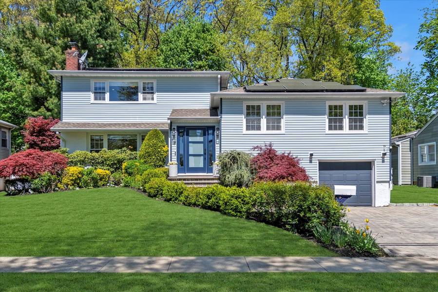 19 Morewood Oaks, Port Washington, NY 11050