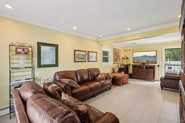 Valley Cottage, NY 10989,152 Lake RD