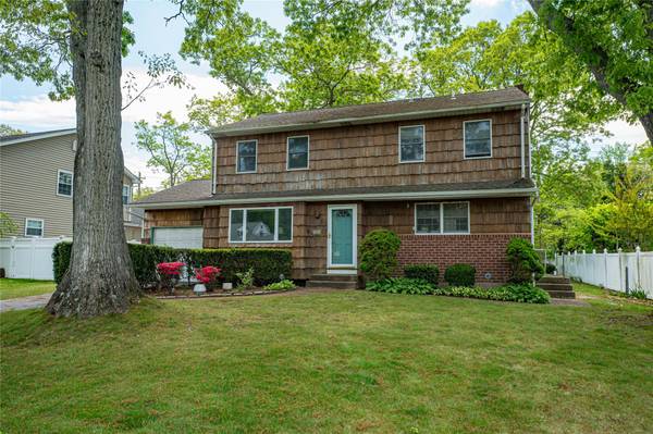 48 Crocus LN, Commack, NY 11725