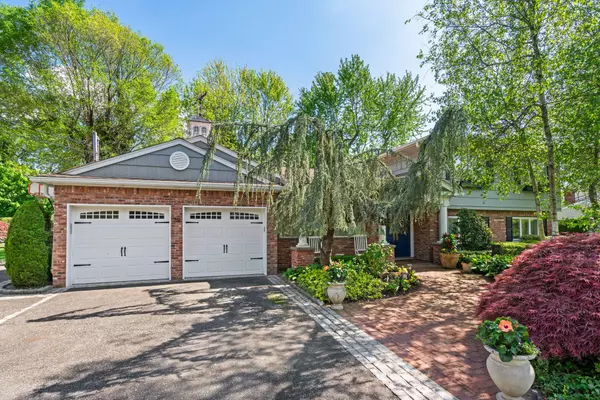 Plainview, NY 11803,39 Bucknell DR