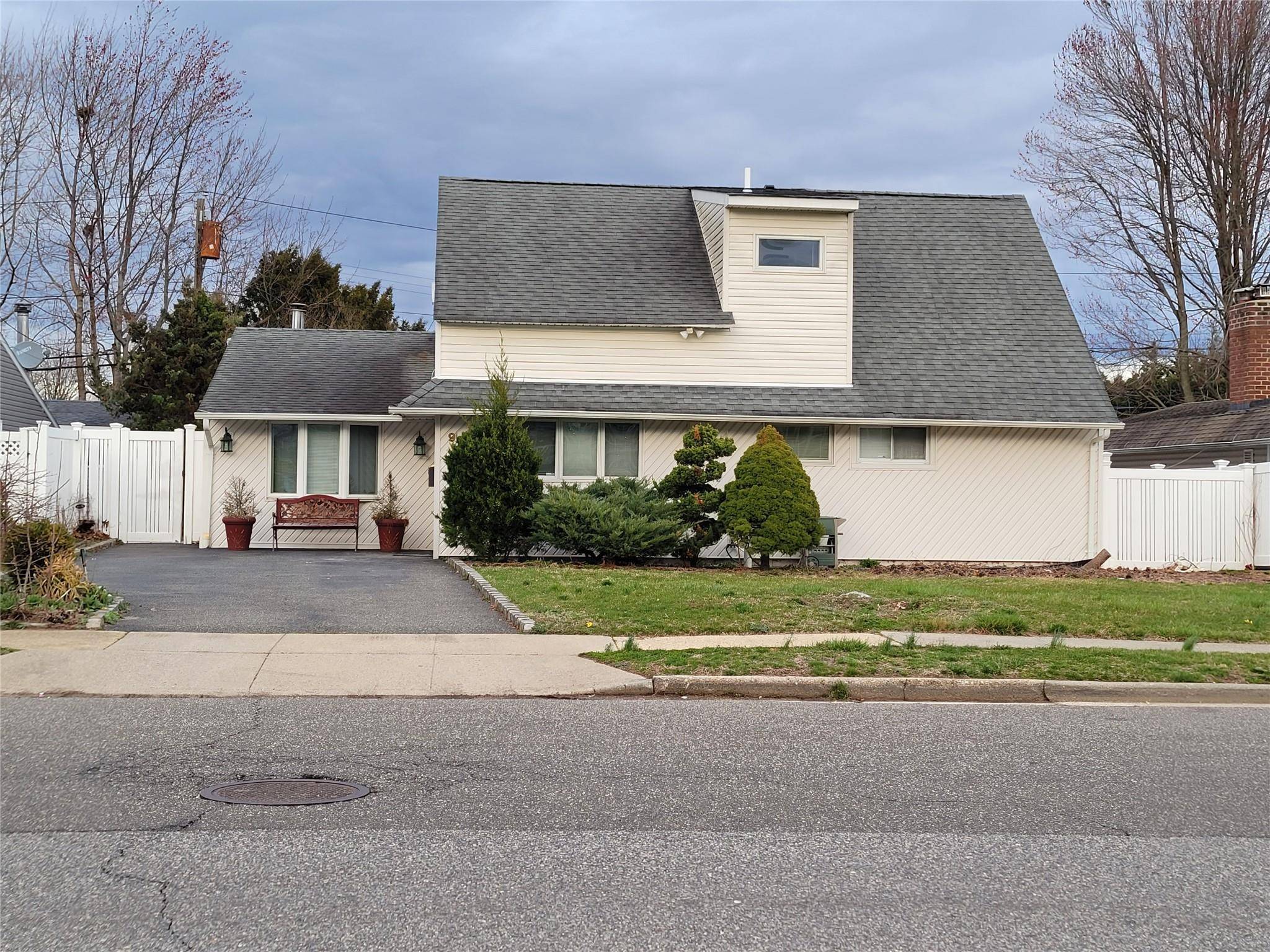 93 Cherry LN, Hicksville, NY 11801