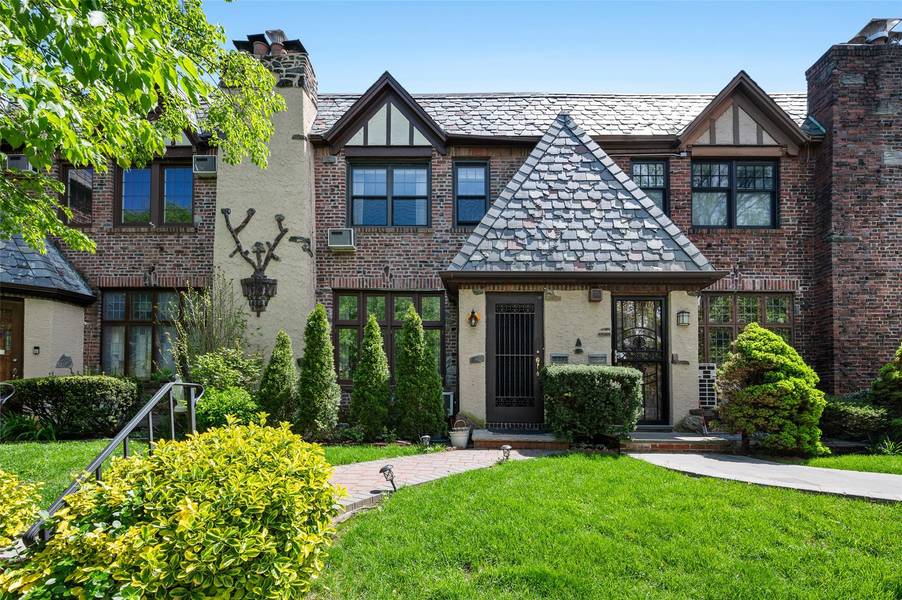 82-42 62nd AVE, Middle Village, NY 11379