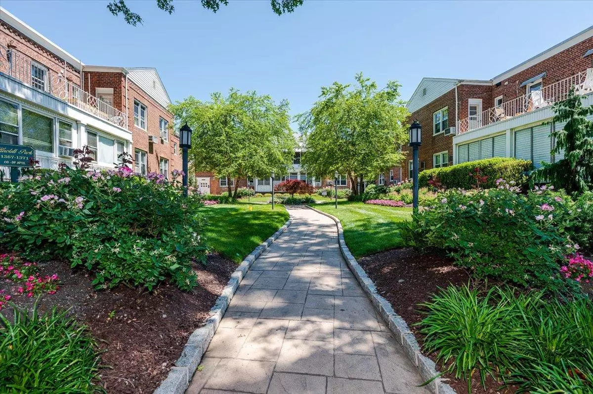 Hewlett, NY 11557,1395 Broadway #A-7