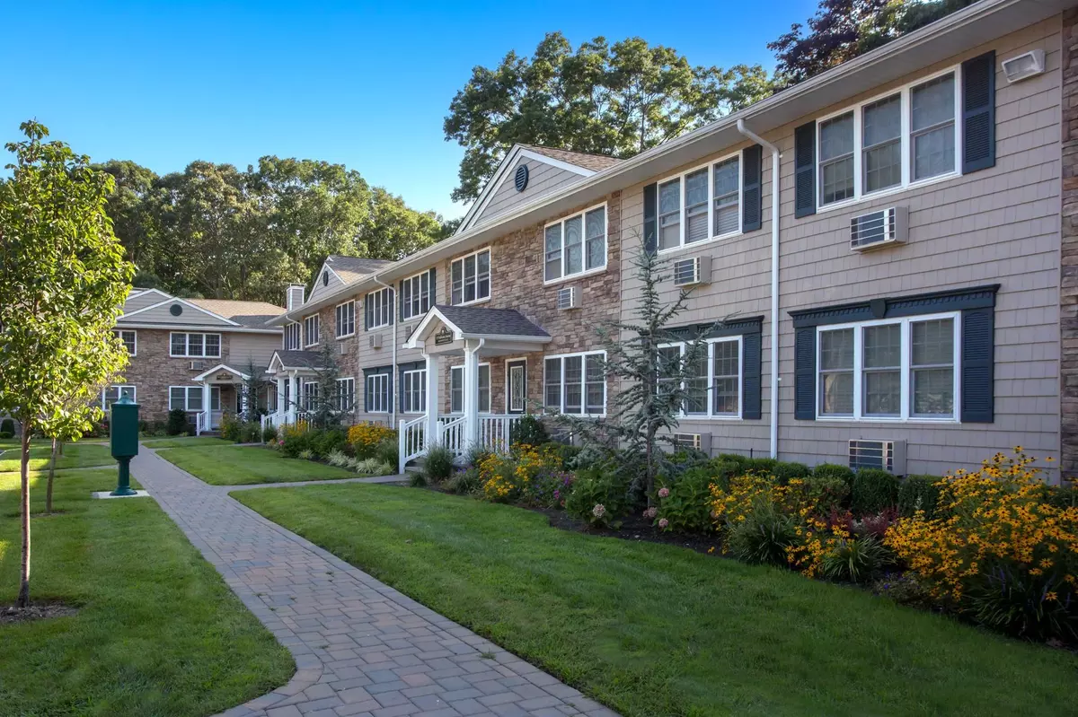 West Sayville, NY 11796,164 Rollstone AVE #02