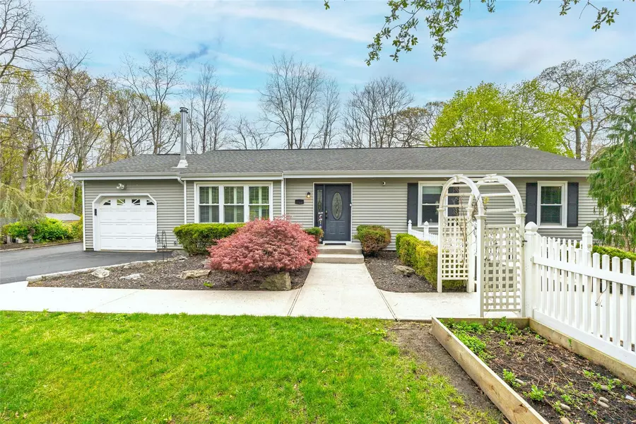 17 Park CIR, Nesconset, NY 11767