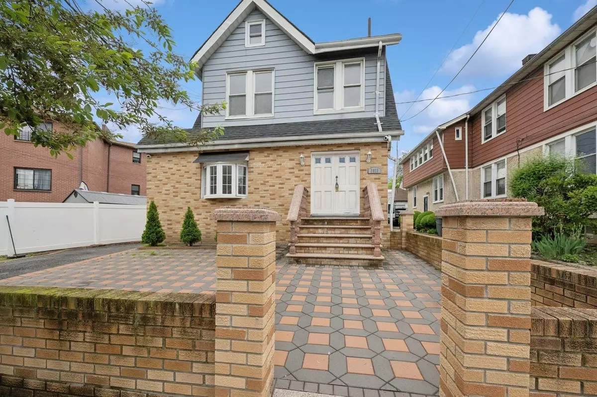 East Elmhurst, NY 11369,31-50 Buell