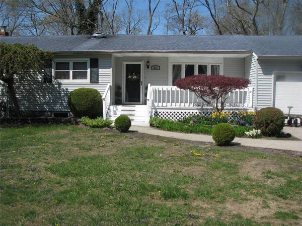 20 Clover ST, Mastic, NY 11950