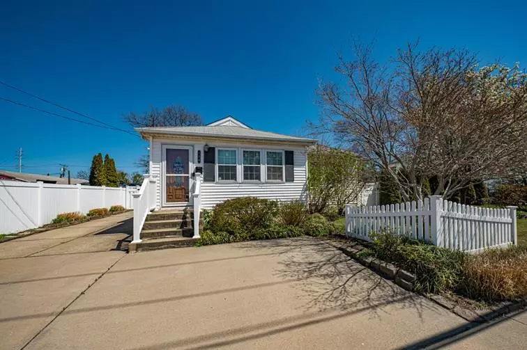 136 S Strong AVE, Lindenhurst, NY 11757