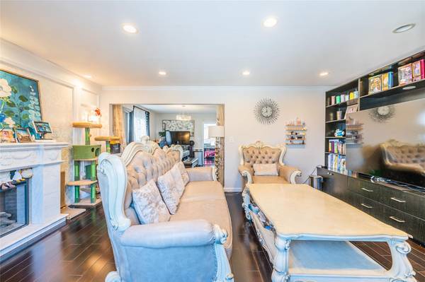 Bayside, NY 11364,61-25 211 street