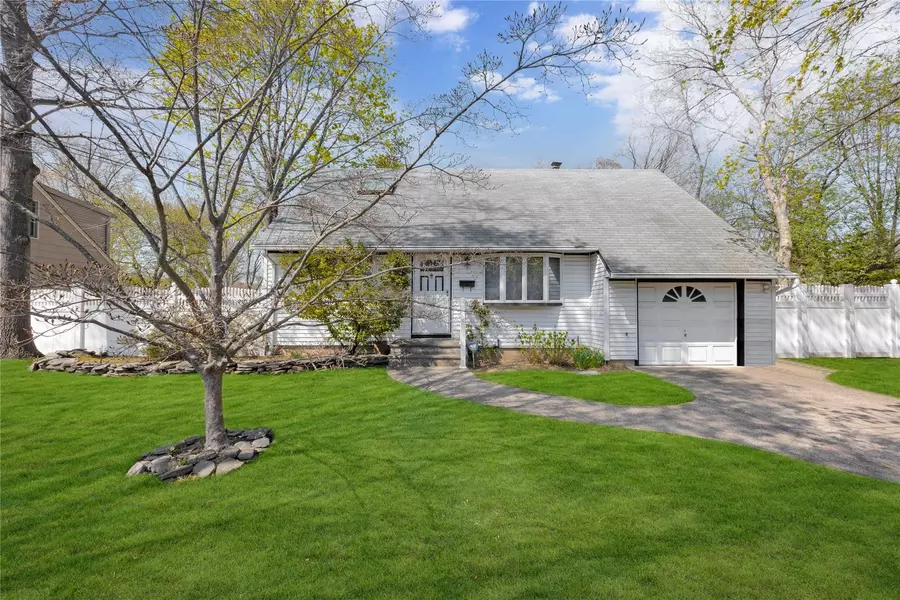 5 Krause ST, Bay Shore, NY 11706