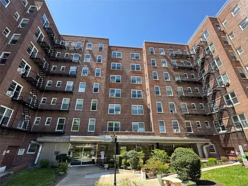 84-50 169th ST ##610, Jamaica, NY 11432