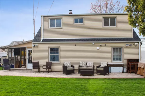 Levittown, NY 11756,13 Plow LN
