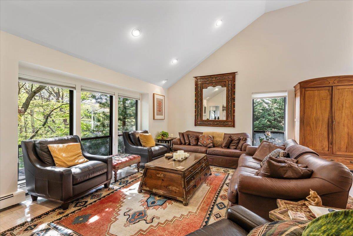 Huntington, NY 11743,668 Park AVE