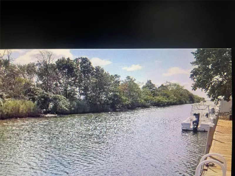 50 Inlet DR, Lindenhurst, NY 11757