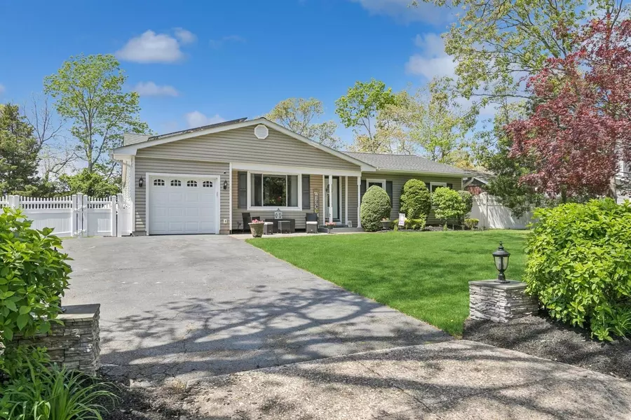 4 Winfield Davis DR, Coram, NY 11727