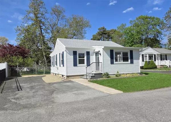 107 Cedar ST, Centereach, NY 11720