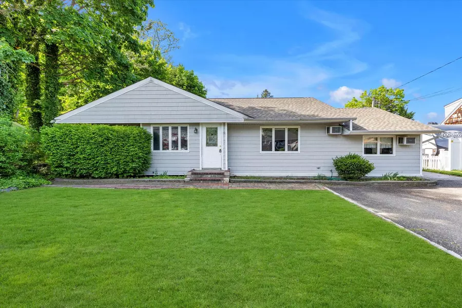 6 Seminole ST, Centerport, NY 11721