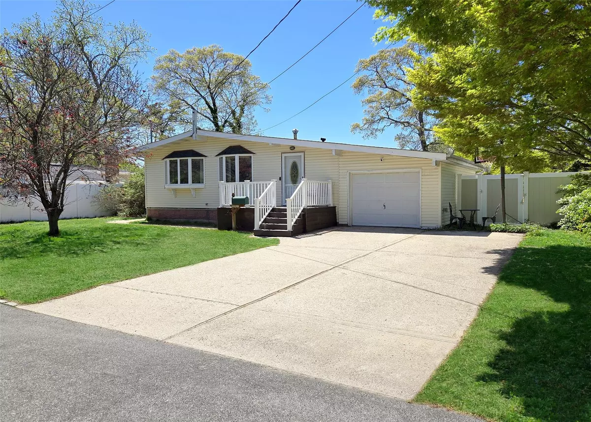 Lake Ronkonkoma, NY 11779,86 Samuel ST
