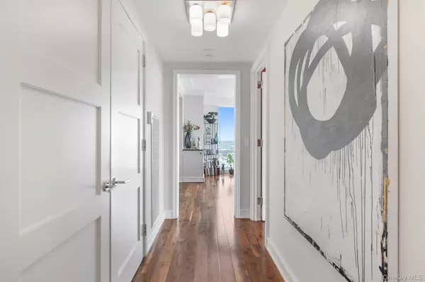 White Plains, NY 10601,5 Renaissance SQ #27G