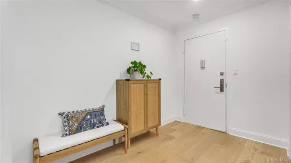 Great Neck, NY 11021,22 Park PL #2F