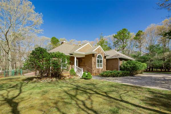 81 Lakeside LN, Westhampton, NY 11977