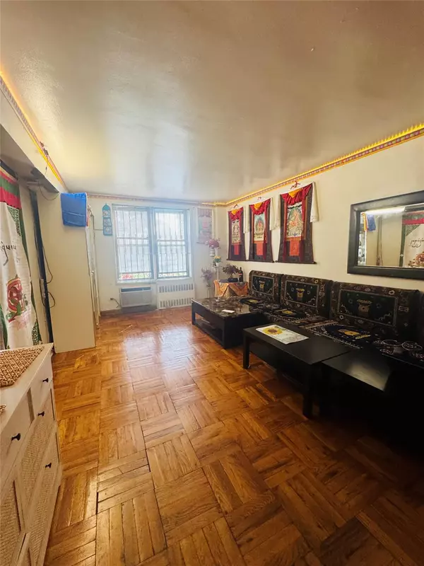 Elmhurst, NY 11373,86-04 Grand Ave #2D