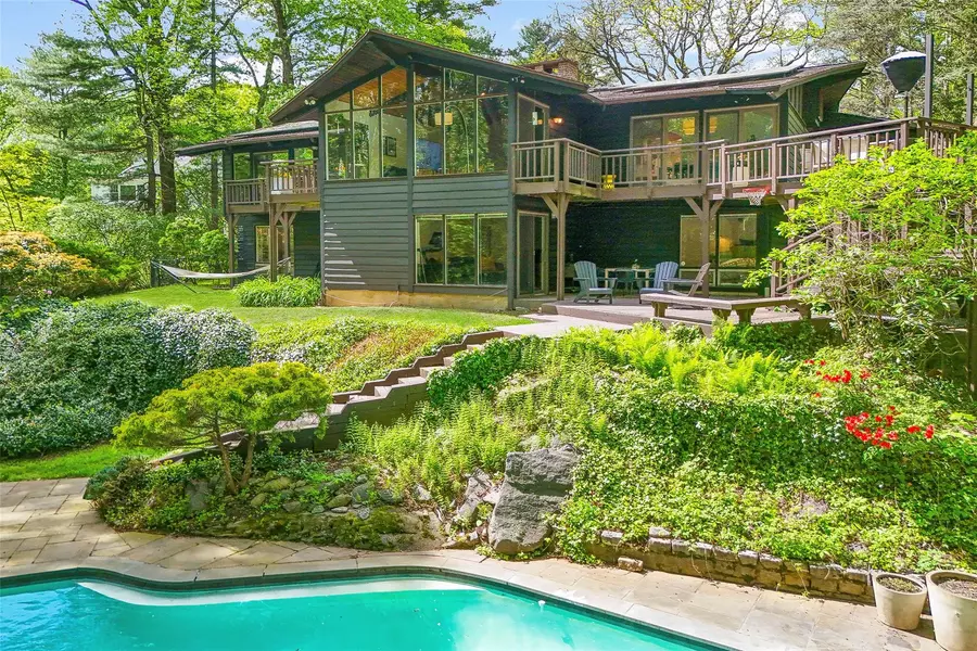 9 Hidden Green LN, Larchmont, NY 10538