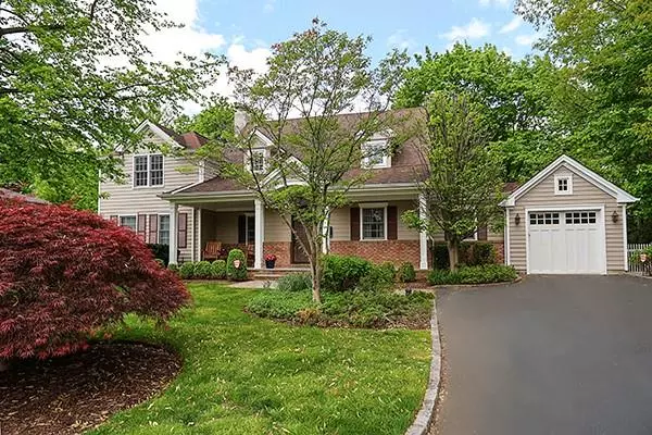 57 Wagon RD, East Hills, NY 11577