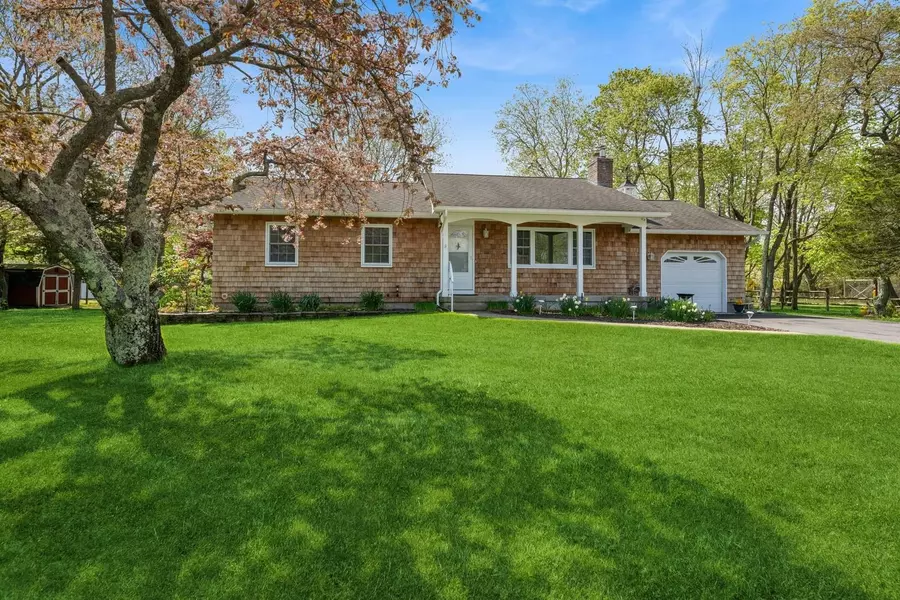 2 Linda LN, East Moriches, NY 11940